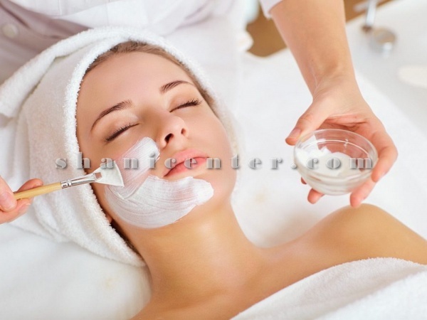 اجرای ماساژ صورت برای پاکسازی